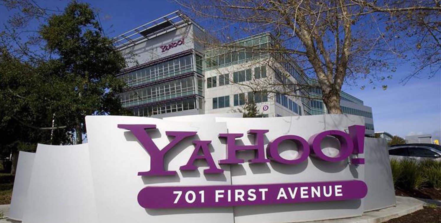 A Yahoo! signs sits out front of their headquarters in Sunnyvale, California in this February 1, 2008 file photo. REUTERS/Kimberly White/Files